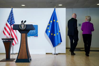 El presidente de EE UU, Joe Biden, y la presidenta de la Comisión Europea, Ursula von der Leyen, este domingo en Roma, al concluir su rueda de prensa conjunta.