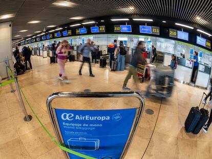 Viajeros en los mostradores de facturación de Air Europa en Madrid-Barajas, el pasado 2 de mayo.