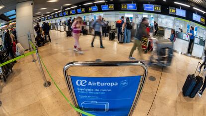 Viajeros en los mostradores de Air Europa en el aeropuerto Madrid-Barajas, el pasado 2 de mayo.