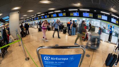 Viajeros en los mostradores de Air Europa en el aeropuerto Madrid-Barajas, el pasado 2 de mayo.