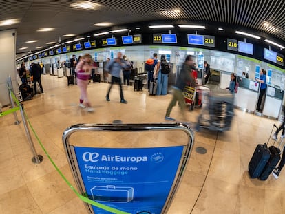 Viajeros en los mostradores de Air Europa en el aeropuerto Madrid-Barajas, el pasado 2 de mayo.