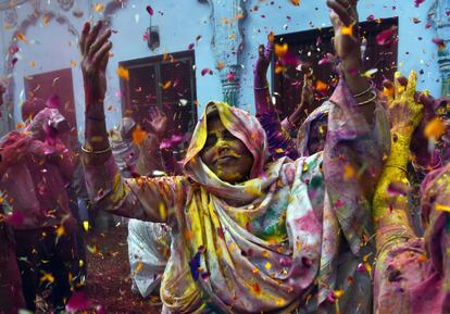 Una mujer lanza pétalos de flores durante el festival Holi en Vrindavan (India), el 3 de marzo de 2015.