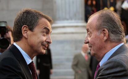 El rey Juan Carlos y el jefe del Ejecutivo, José Luis Rodríguez Zapatero, charlan a las puertas del Congreso.