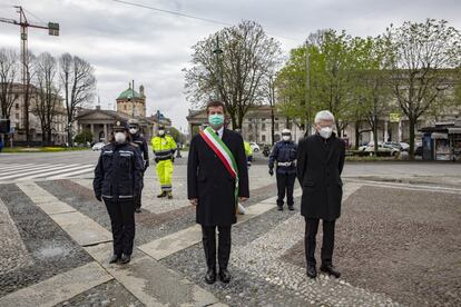 El alcalde de Bérgamo, Giorgio Gori, guarda un minuto de silencio el pasado 31 de marzo en la plaza de Bérgamo. El regidor socialdemócrata, entre los que al principio abogaron por mantener abierta la ciudad, admite que cometió el error de subestimar la potencia del virus. "Siento haberlo hecho", señala a este periódico.