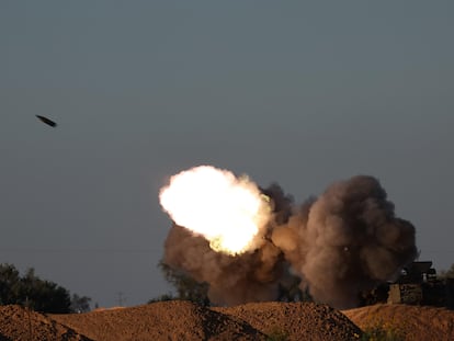Disparo de artillería israelí en un lugar no revelado cerca de la frontera con la franja de Gaza, ayer en el sur de Israel.