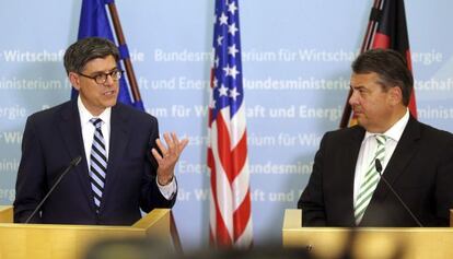 El secretario del Tesoro estadounidense, Jack Lew y el ministro alemán de Economía, Sigmar Gabriel.