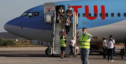 Pasajeros descendiendo de un avión de TUI