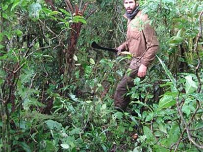 Daniel Salas, alpinista profesional, se abre camino en la selva de la caldera de Luba.