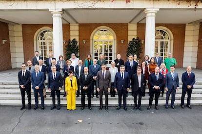 El presidente del Gobierno, Pedro Sánchez (c), mantiene un encuentro con organizaciones sociales y representantes del sector de la vivienda, a la que también acude la ministra del ramo, Isabel Rodríguez (4i), este martes en el Palacio de la Moncloa en Madrid.