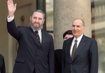 El presidente cubano Fidel Castro en la entrada del Palacio del Elíseo junto a Mitterrand, en París.