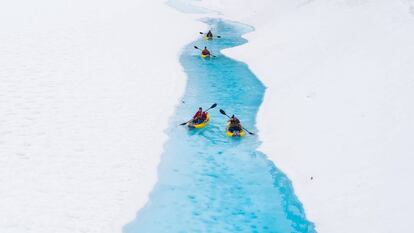 Kayaks en uno de los lagos glaciares de la cordillera de las Cascadas, en la Columbia Británica (Canadá).