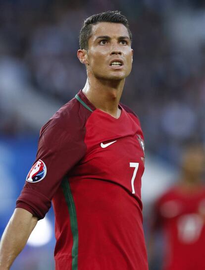 Portugal&#039;s Cristiano Ronaldo stands on the pitch during the Euro 2016 Group F soccer match between Portugal and Austria at the Parc des Princes stadium in Paris, France, Saturday, June 18, 2016. (AP Photo/Christophe Ena)