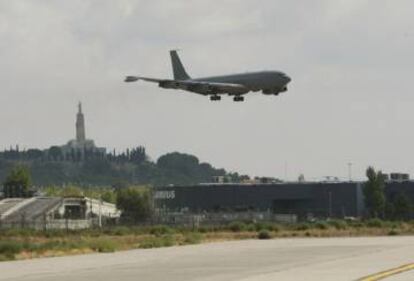 Un avión aterriza en el Acuartelamiento Aéreo de Getafe.