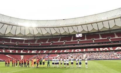 Jugadores y árbitros, antes del partido en el Wanda.