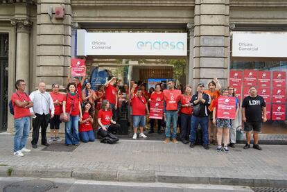 Militantes de Alianza contra la Pobreza Energética durante la ocupación simbólica de las oficinas de Endesa, este lunes en Barcelona, en una imagen cedida.