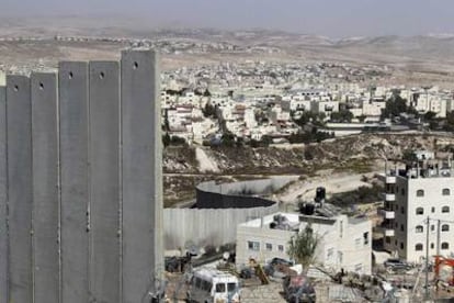 Vista de la colonia de Pisgat Zeev (centro, arriba), un asentamiento en rápido crecimiento que Israel considera un barrio de Jerusalén pero que según el mapa anterior a 1967 fue construido sobre tierras palestinas, y de Cisjordania