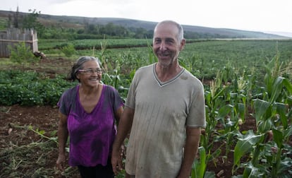 La pareja Claudir Antonio y Maria Bee vive un campamento del MST en Paraná.