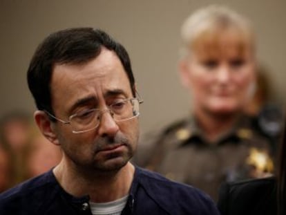 Larry Nassar, que también cumple otra pena de 60 años por delitos de pornografía infantil, ha pedido perdón por haber  destruido emocionalmente  a sus víctimas