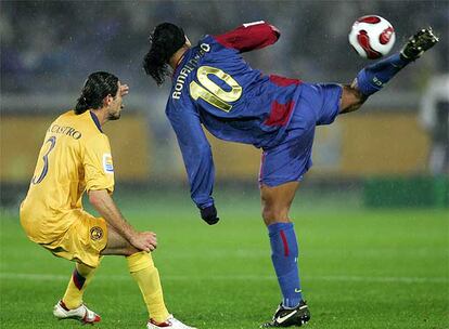 Ronaldinho controla de espuela el balón ante la mirada de Castro.