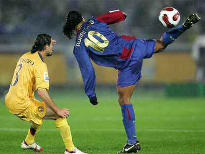 Ronaldinho controla de espuela el balón ante la mirada de Castro.