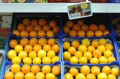 Cestas con naranjas son expuestas en una fruter&iacute;a de un mercado de Madrid. 