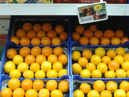 Cestas con naranjas son expuestas en una fruter&iacute;a de un mercado de Madrid. 