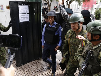 El candidato a la Presidencia de Ecuador Christian Zurita, sustituto del asesinado Fernando Villavicencio, llega a su centro de votación custodiado por militares.