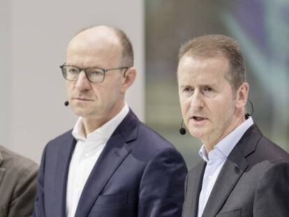 En el centro de la imagen, Arno Antlitz, director financiero de Volkswagen y a la derecha, el consejero delegado, Herbert Diess