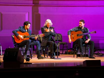 José Mercé, escoltado por Yerai Cortés (izquierda) y Dani de Morón, en un momento de su actuación en el homenaje a Paco de Lucía en el Carnegie Hall de Nueva York, este martes.
