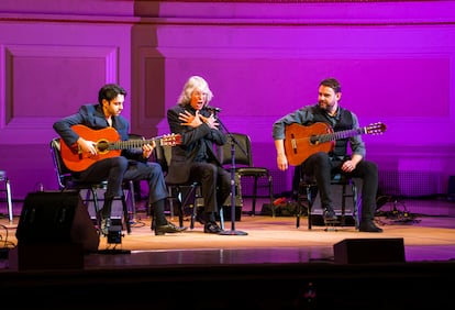José Mercé, escoltado por Yerai Cortés (izquierda) y Dani de Morón, en un momento de su actuación en el homenaje a Paco de Lucía en el Carnegie Hall de Nueva York, este martes.