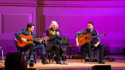 José Mercé, escoltado por Yerai Cortés (izquierda) y Dani de Morón, en un momento de su actuación en el homenaje a Paco de Lucía en el Carnegie Hall de Nueva York, este martes.