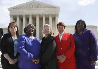 Betty Dukes (segunda por la izquierda) junto a las otras cuatro demandentes el pasado mes de marzo frente al Tribnal Supremo en Washington.