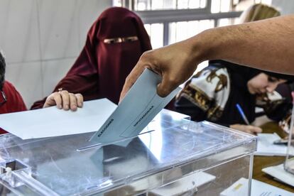 La presidenta de la mesa del colegio Ramón y Cajal, en Ceuta, con niqab,