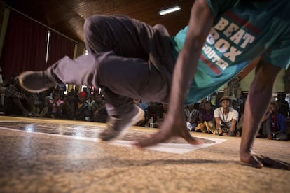 Kibuuka Mukisa Oscar empezó fotografiando el mundo del breakdance, le dejaron una cámara compacta para hacer algunas fotos al Breakdance Project Uganda y hoy, seis años después, continua con este proyecto documental.