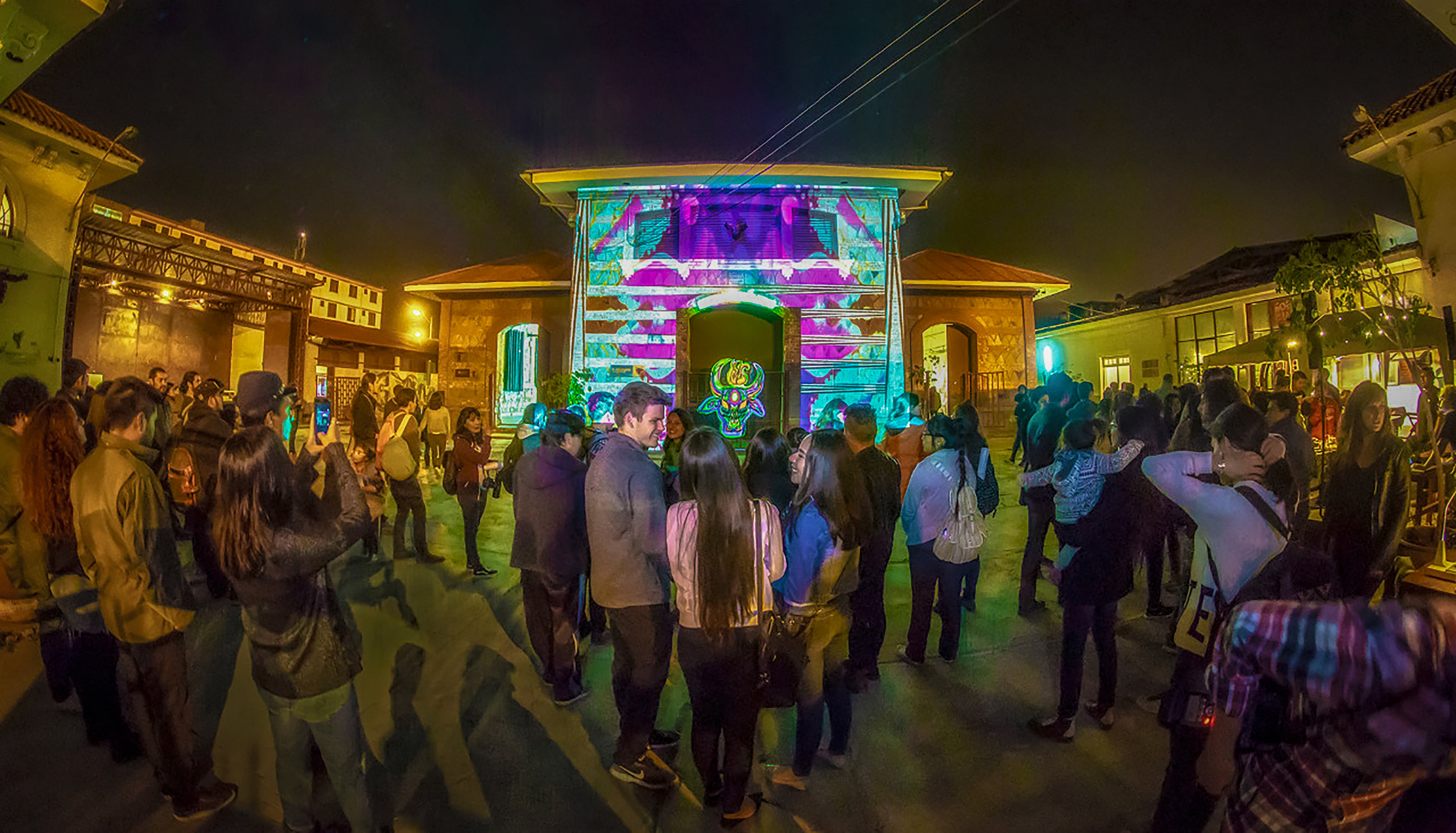 Jóvenes asisten a el mARTadero, en Cochabamba, Bolivia. 