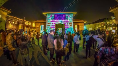 Jóvenes asisten a el mARTadero, en Cochabamba, Bolivia.