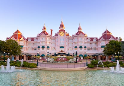 Fachada del Disneyland Hotel, a las puertas del parque de atracciones de París (Francia)