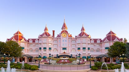 Fachada del Disneyland Hotel, a las puertas del parque de atracciones de París (Francia)