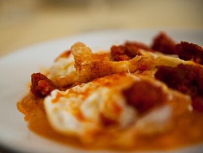 Huevos con sobrasada y puré de boniato