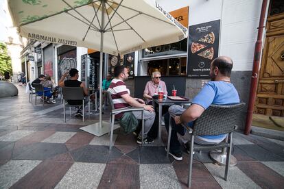 Varias personas sentadas en una céntrica terraza madrileña en el primer día de la fase 1.