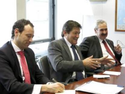 El presidente de Asturias, Javier Fernández (c), junto al consejero de Presidencia y portavoz del Gobierno de Asturias, Guillermo Martínez (i), y el consejero asturiano de Economía y Empleo, Graciano Torres González (d), durante la reunión que ha mantenido hoy en Bruselas con el vicepresidente de la Comisión Europea (CE) y responsable de Industria, Antonio Tajani.