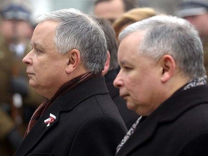 Los hermanos Kaczynski: Lech, el presidente de Polonia (izquierda), y Jaroslaw, el jefe del Gobierno.