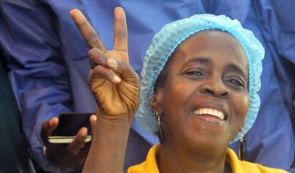 Beatrice Yardolo celebra que sale de la unidad de tratamientode ébola de Monrovia donde estaba ingresada.