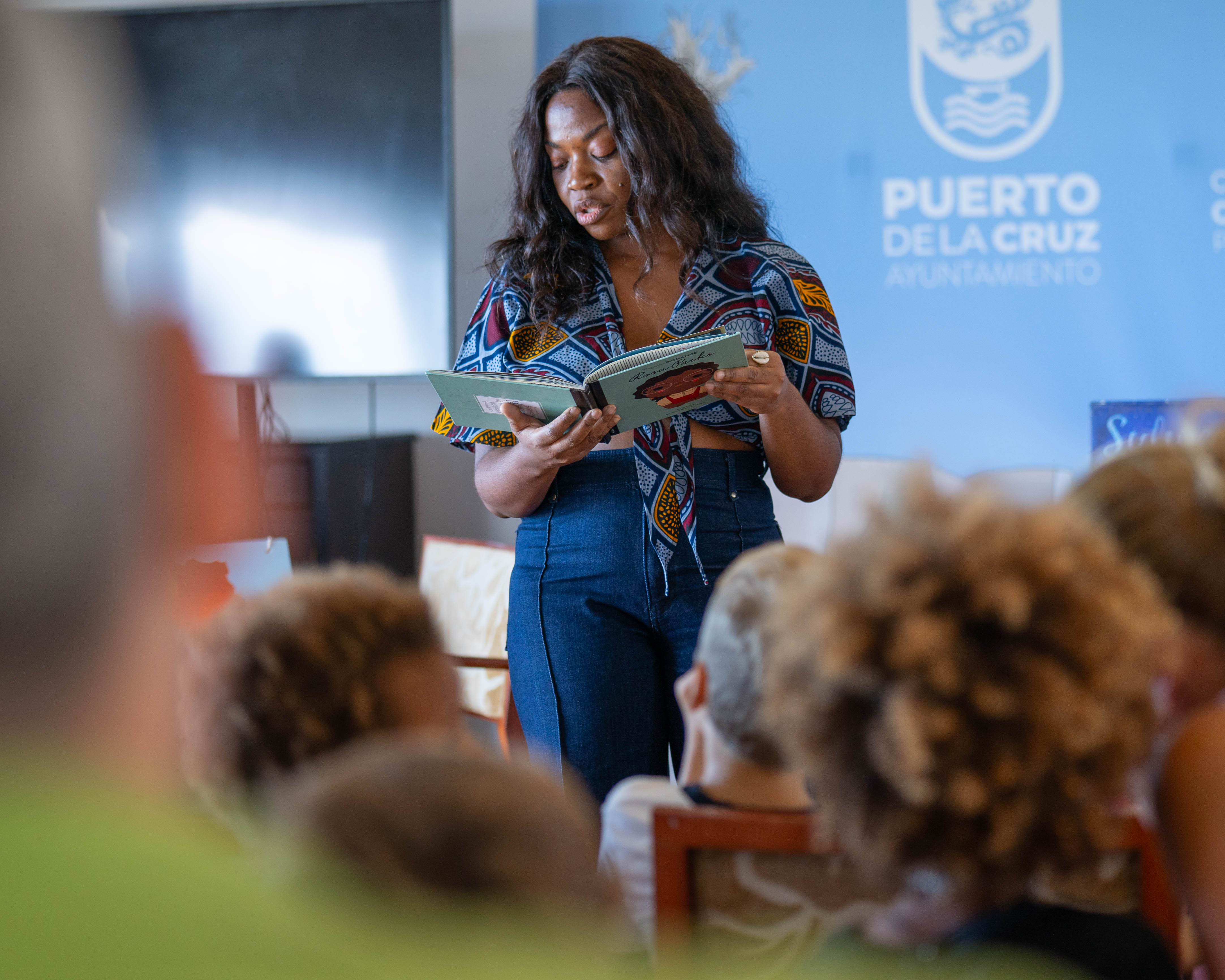 “¿Acaso los negros nunca hemos escrito un libro?”: la librería que planta cara al racismo en Canarias