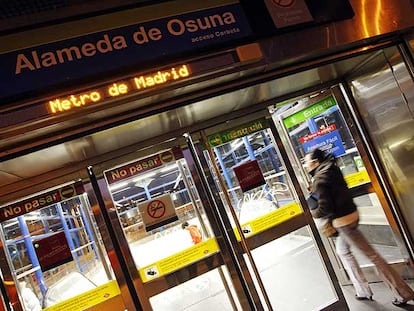 Estación de metro de Alameda de Osuna, final de trayecto de la línea 5, en uno de los barrios madrileños con restricciones a la movilidad.