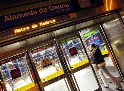 Estación de metro de Alameda de Osuna, final de trayecto de la línea 5, en uno de los barrios madrileños con restricciones a la movilidad.
