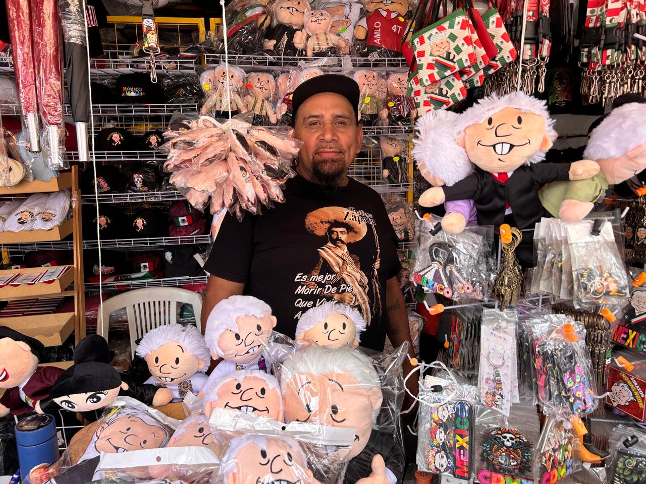 Armando Monter vende objetos del presidente López Obrador en el Zócalo de Ciudad de México.