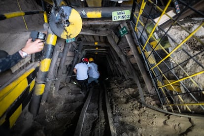 Trabajadores de la mina de carbón El Pino, guían al presidente electo, Gustavo Petro, mientras bajan por un túnel.