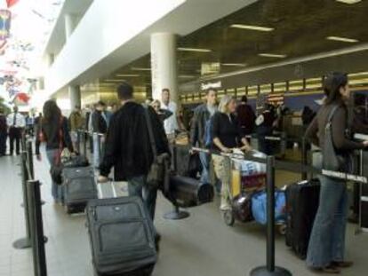 Todos los vuelos que tenían prevista su salida desde el aeropuerto desde las 14.00 hora local (21.00 GMT), permanecen en tierra hasta nuevo aviso, mientras que las llegadas no se han visto afectadas, indicó la portavoz Amanda Parsons al diario Los Angeles Times. EFE/Archivo