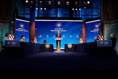 Joe Biden habla durante un evento en el teatro The Queen